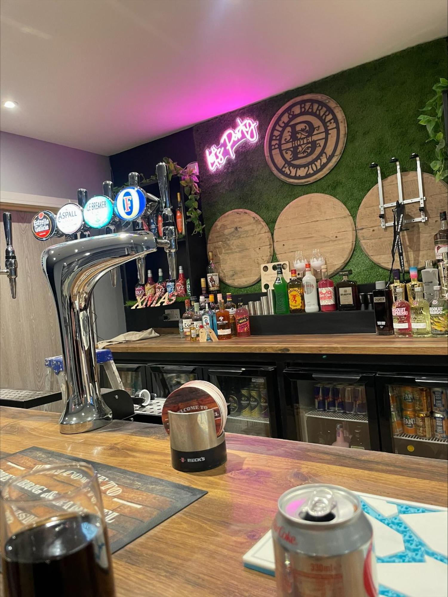The Brig & Barrel Hotel 버키 외부 사진
