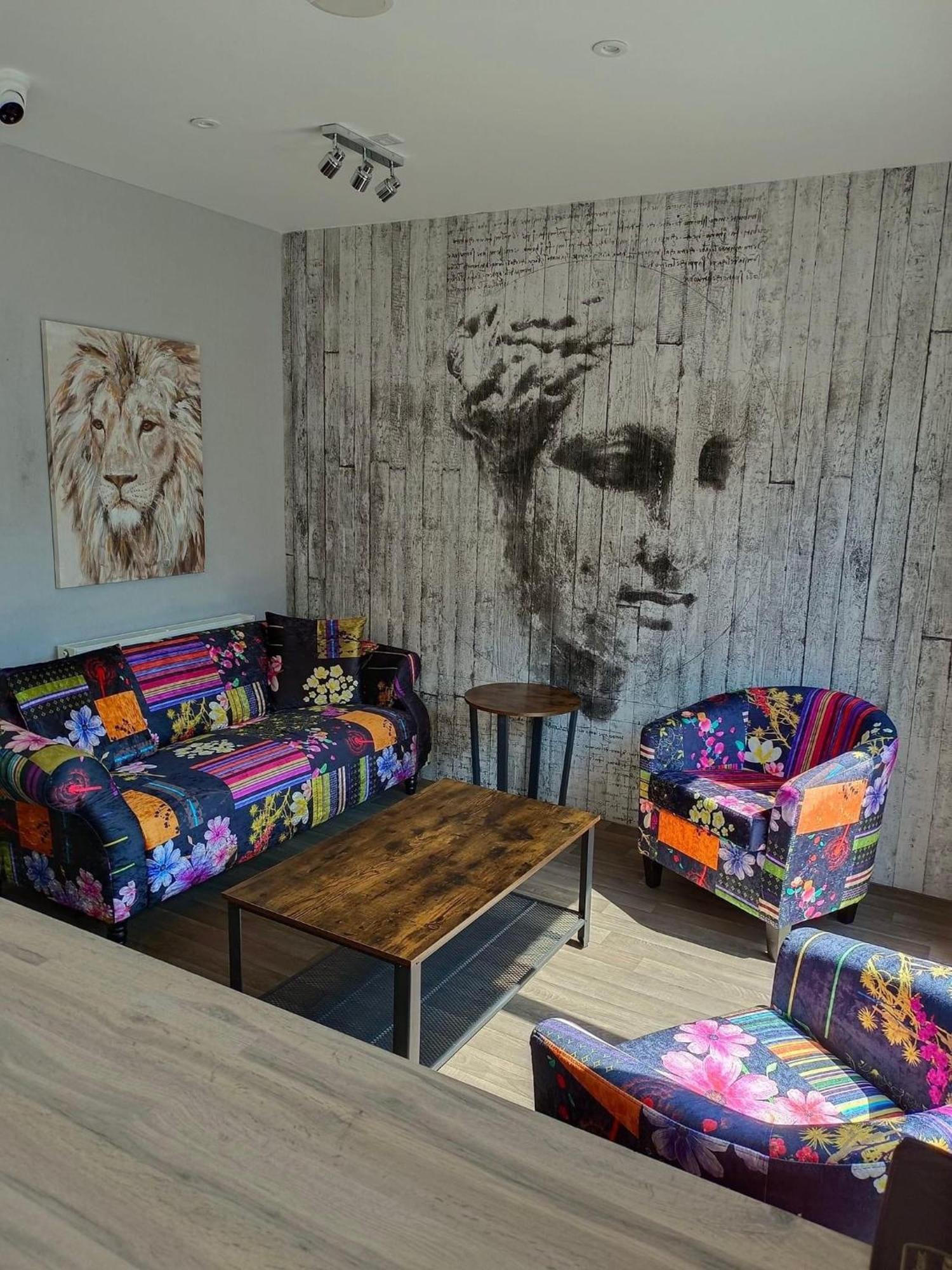 The Brig & Barrel Hotel 버키 외부 사진